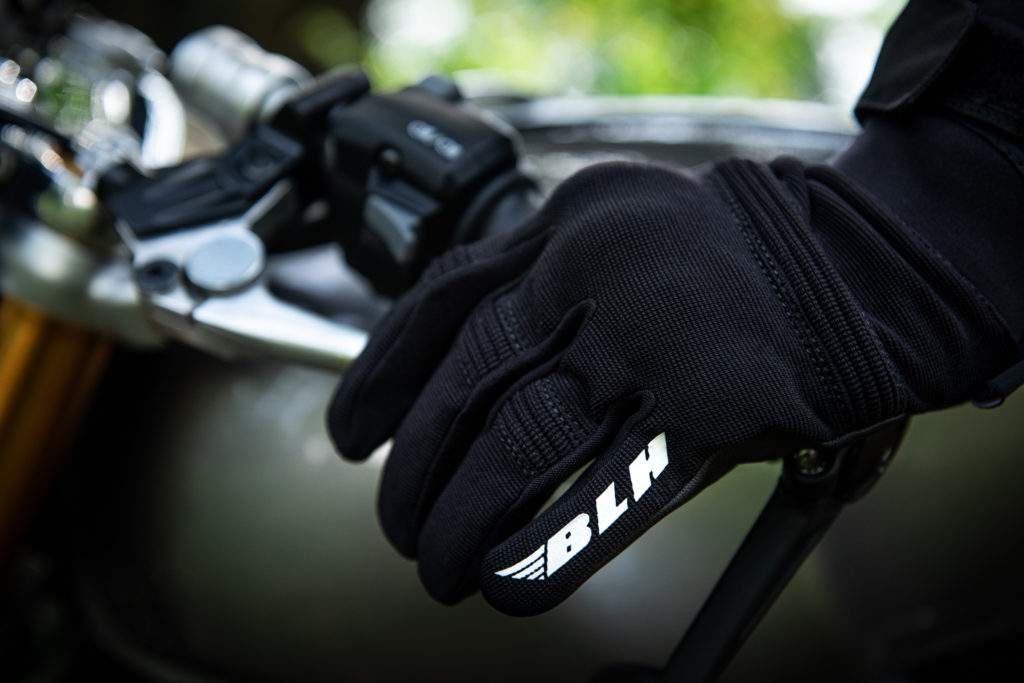 Gants moto Be Spring portés, la main sur le guidon