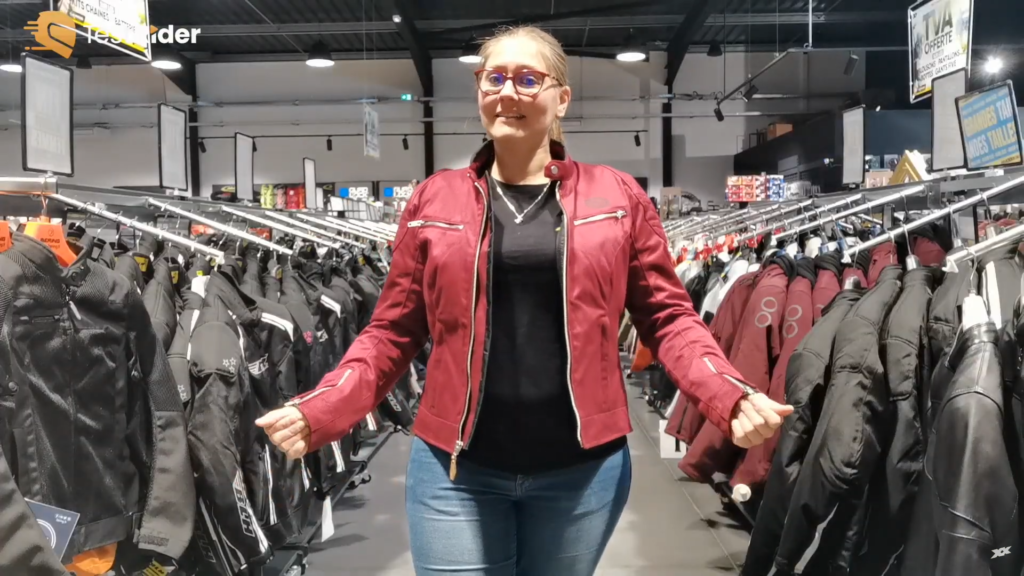 Sylvia porte de face le blouson lady tina dans le magasin pour le présenté