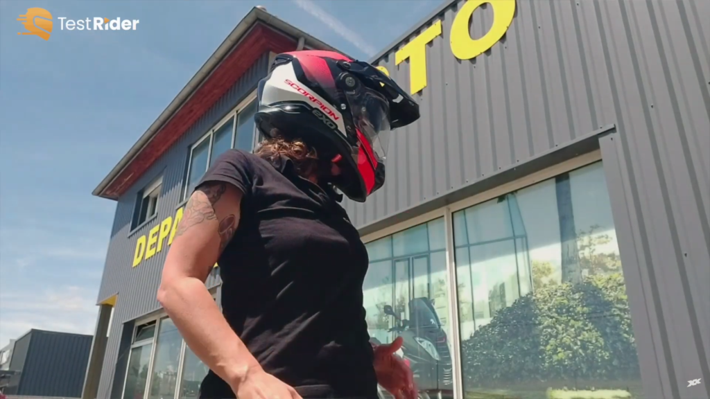 Vue du casque porté devant le magasin