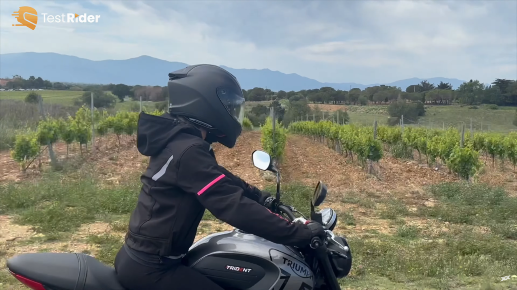 apercu du casque de profil porté sur la route