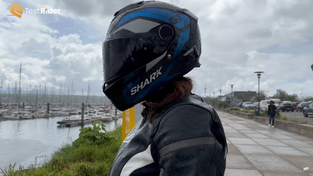 vue de profil du casque sous la pluie