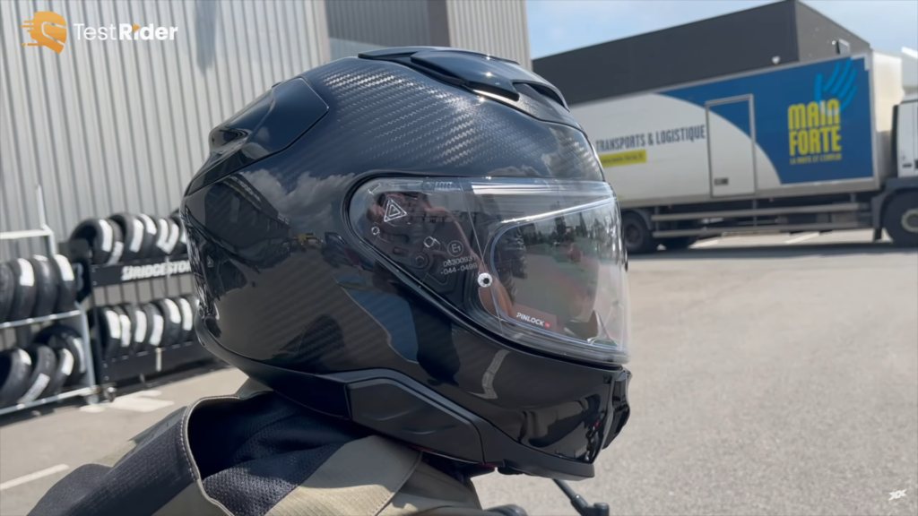 vue latérale rapprochée du casque pour voir l'effet carbone